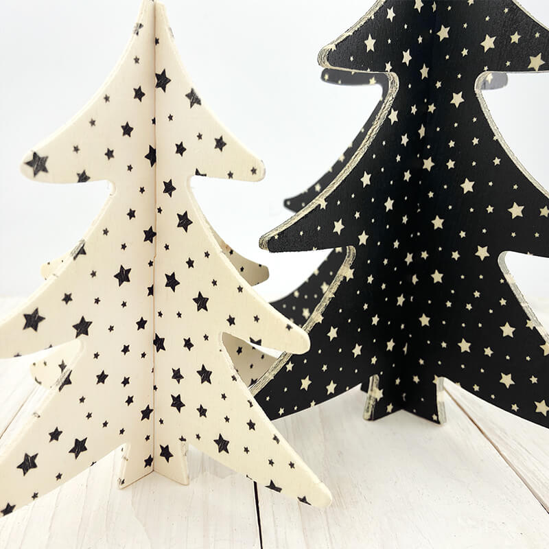 Kerstbomen set van hout met sterrenprint detail
