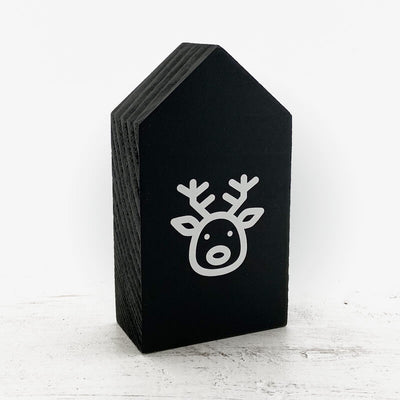 Houten huisje met rendier voor kerst