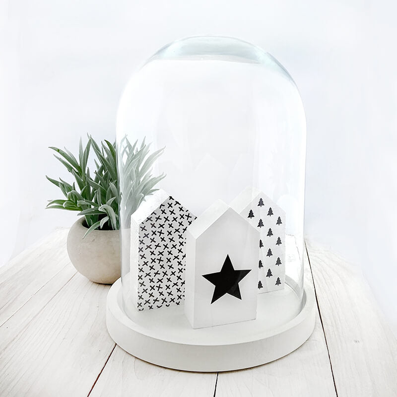 Kerst decoratie houten huisjes onder stolp